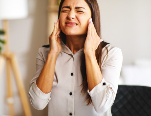 Rimbombo all’orecchio: cause, sintomi e soluzioni